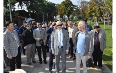 Başkan Gözlerini Bağlayıp Yürüyerek Görme Engellilerin Dünyasını Anlamaya Çalıştı - İhlas Haber Ajansı