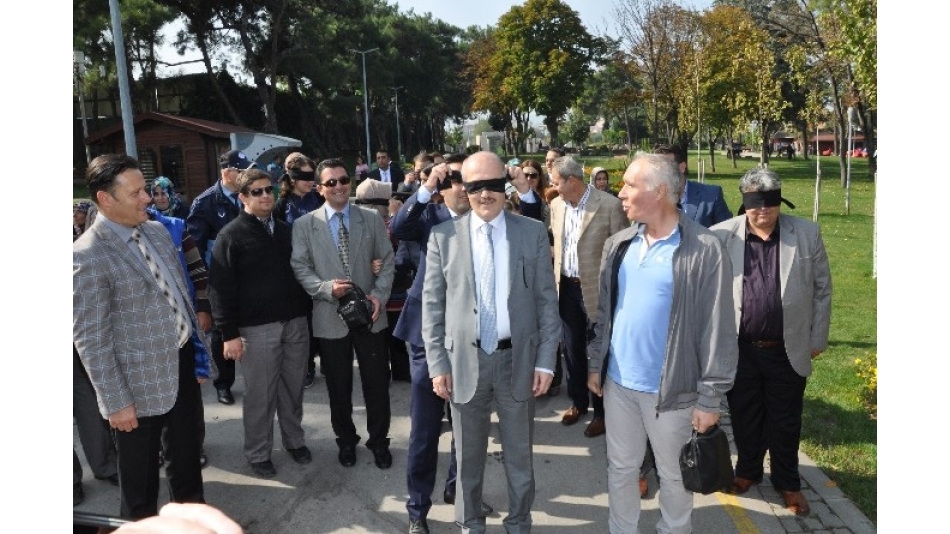 Başkan Gözlerini Bağlayıp Yürüyerek Görme Engellilerin Dünyasını Anlamaya Çalıştı - İhlas Haber Ajansı