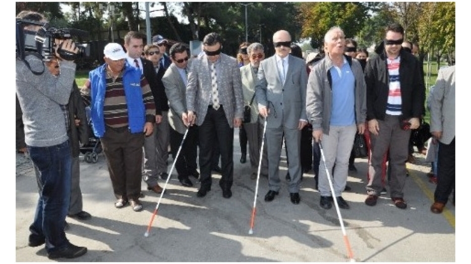 Başkan Gözlerini Bağlayıp Yürüyerek Görme Engellilerin Dünyasını Anlamaya Çalıştı
